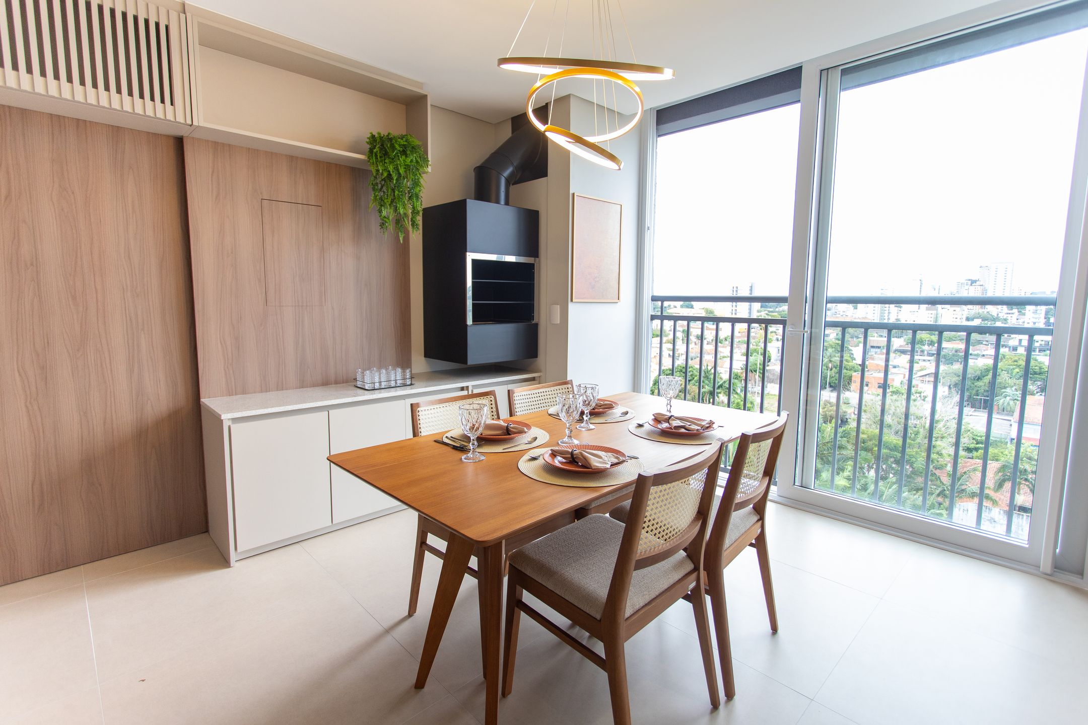Apartamento decorado à venda em São Leopoldo, com 2 dormitórios, 63,10m², sacada integrada com churrasqueira e uma vaga de garagem. Conheça o Residencial Algarve.